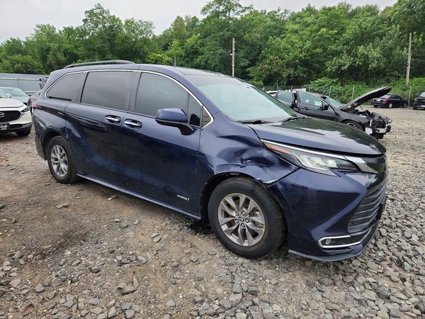 2021 TOYOTA SIENNA XLE