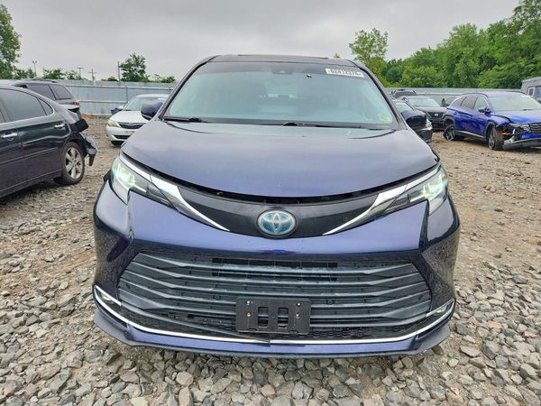 2021 TOYOTA SIENNA XLE