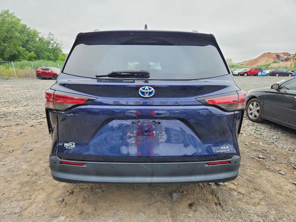 2021 TOYOTA SIENNA XLE