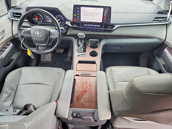 2021 TOYOTA SIENNA XLE