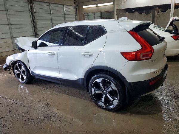 2019 VOLVO XC40