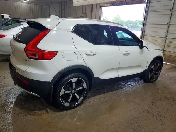 2019 VOLVO XC40