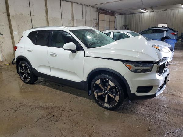 2019 VOLVO XC40