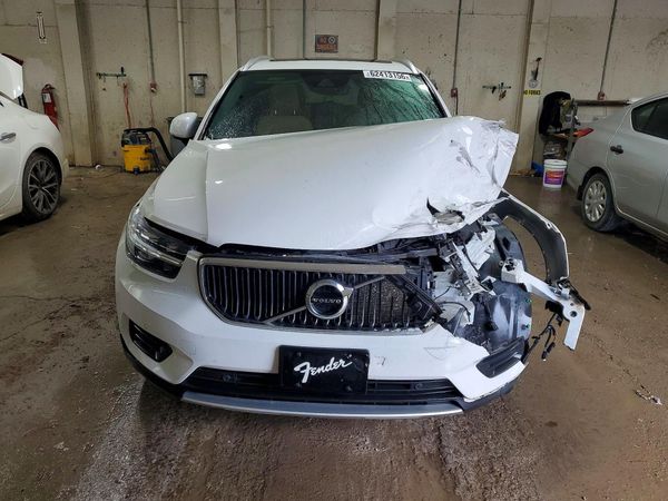 2019 VOLVO XC40