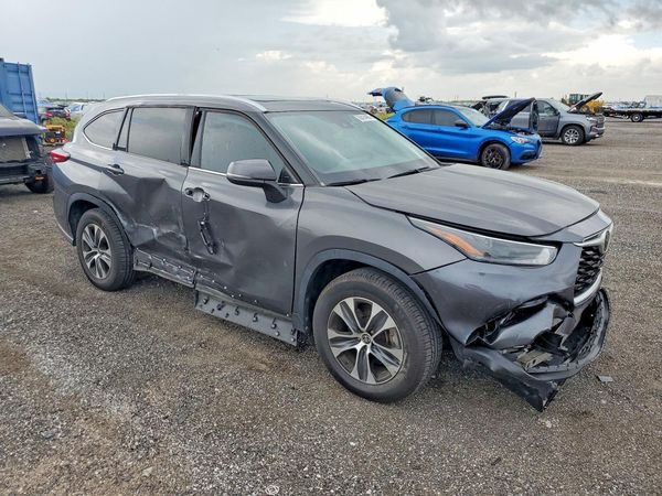 2022 TOYOTA HIGHLANDER XLE