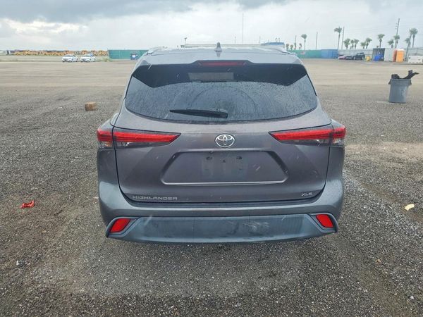 2022 TOYOTA HIGHLANDER XLE