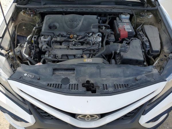 2021 TOYOTA CAMRY SE — Engine bay