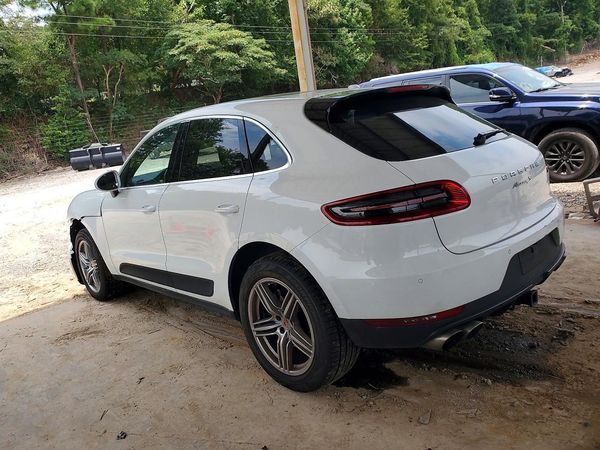 2016 PORSCHE MACAN