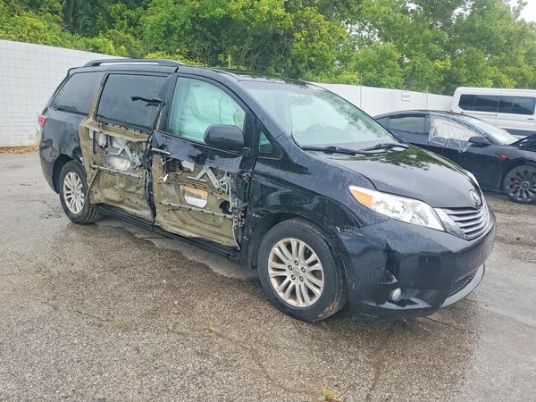2016 TOYOTA SIENNA