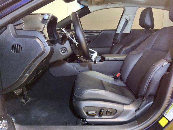 2021 LEXUS ES 300h Premium — DENT
