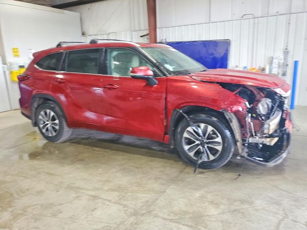 2022 TOYOTA HIGHLANDER XLE