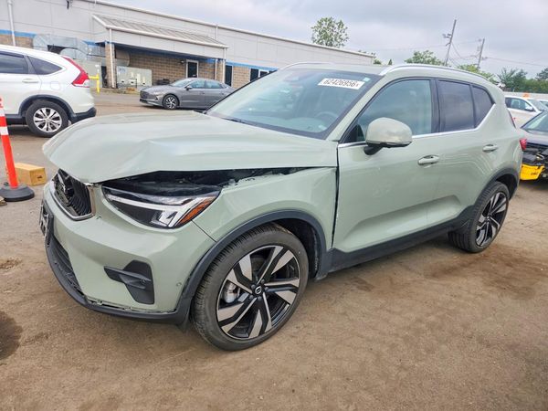 2023 VOLVO XC40 Plus Bright