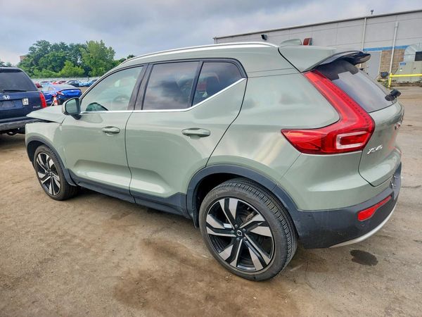 2023 VOLVO XC40 Plus Bright