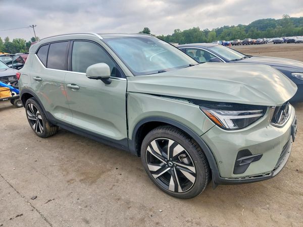 2023 VOLVO XC40 Plus Bright