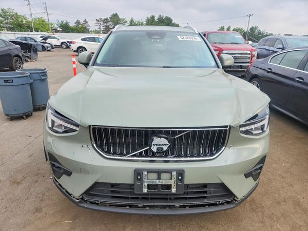 2023 VOLVO XC40 Plus Bright