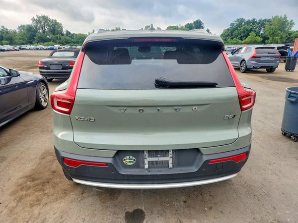 2023 VOLVO XC40 Plus Bright