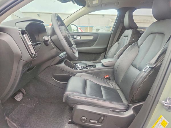 2023 VOLVO XC40 Plus Bright