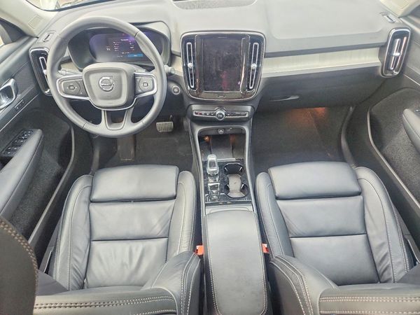 2023 VOLVO XC40 Plus Bright