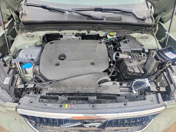2023 VOLVO XC40 Plus Bright
