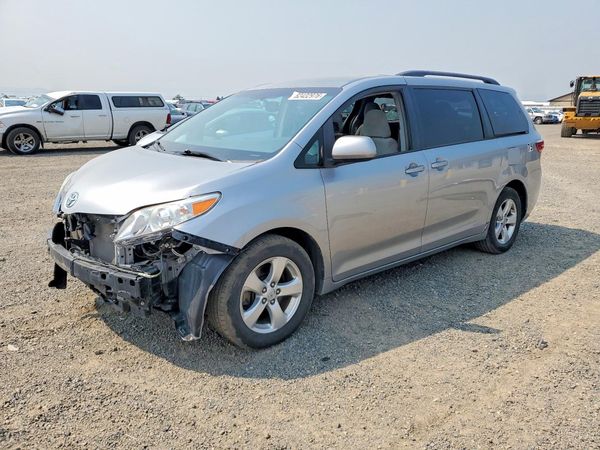 2017 TOYOTA SIENNA