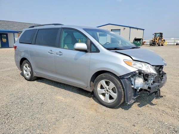 2017 TOYOTA SIENNA
