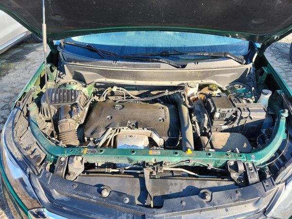 2018 CHEVROLET EQUINOX LT (2LT) — Engine bay