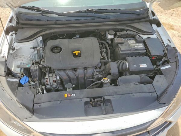 2019 HYUNDAI ELANTRA SE — Engine bay