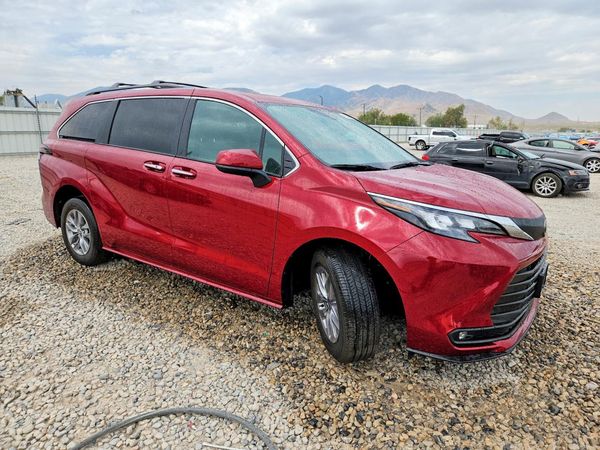 2026 TOYOTA SIENNA XLE — Passenger 3/4