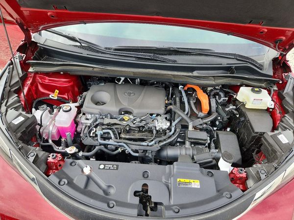 2026 TOYOTA SIENNA XLE — Engine bay