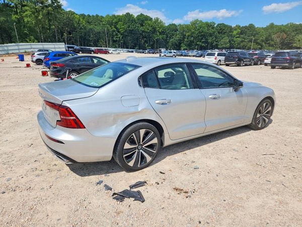 2022 VOLVO S60