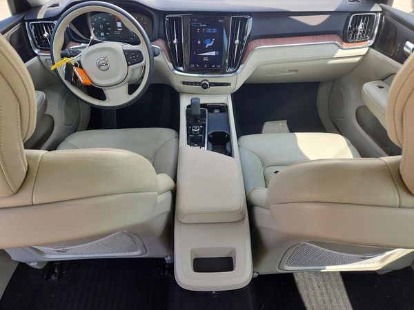 2022 VOLVO S60