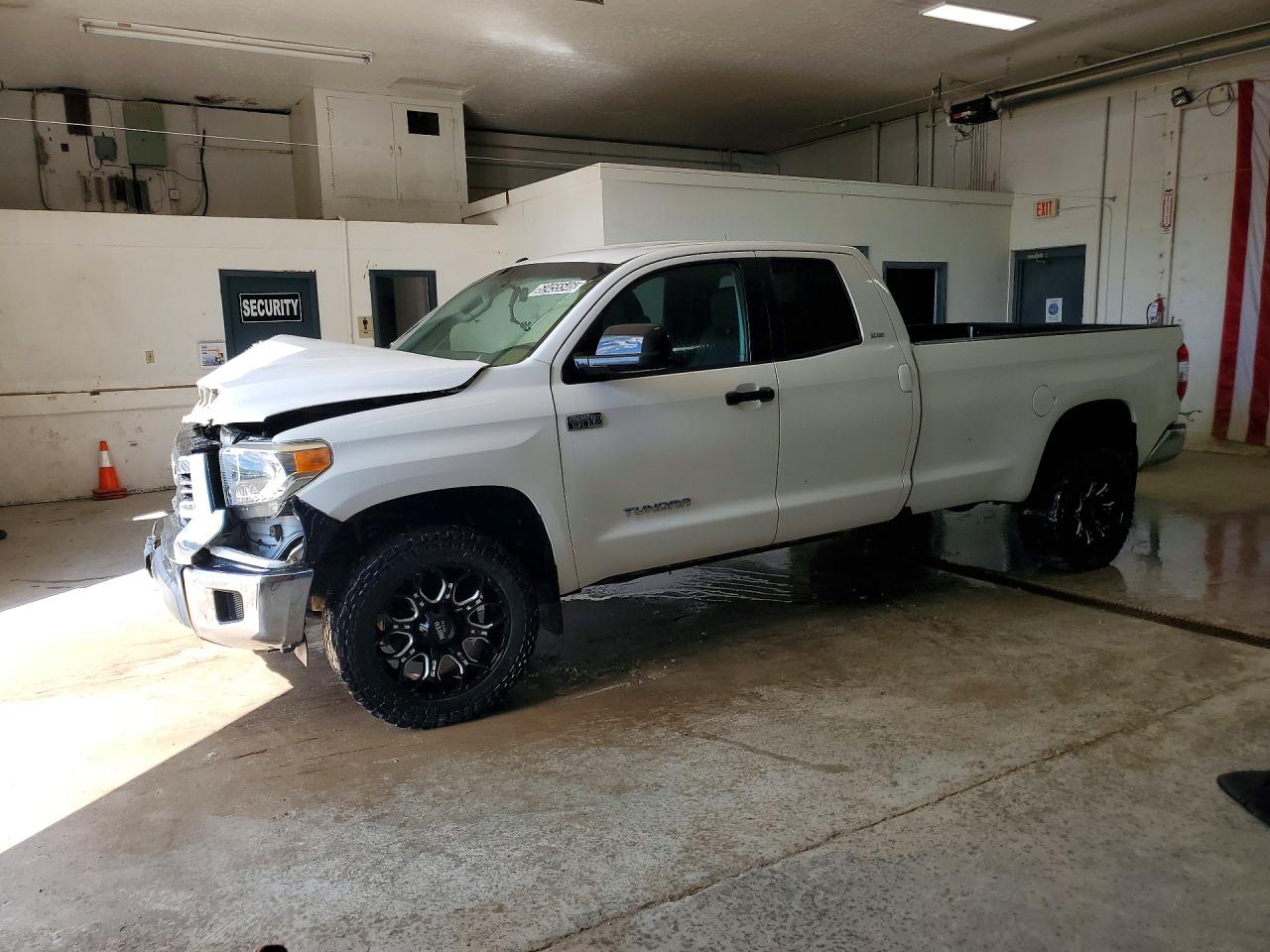 2016 TOYOTA TUNDRA SR/SR5 — Front 3/4