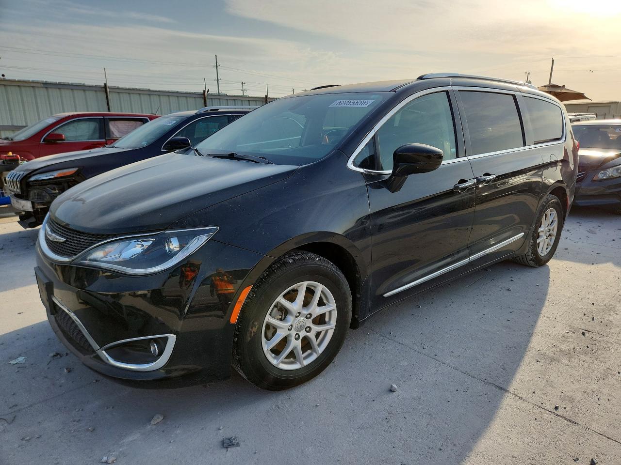 2020 CHRYSLER PACIFICA Touring L — Front 3/4
