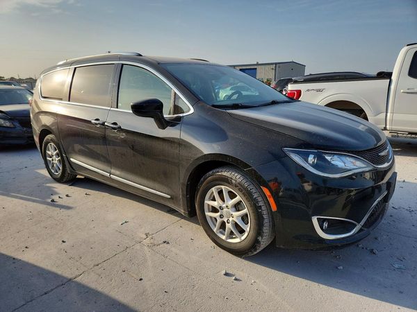 2020 CHRYSLER PACIFICA Touring L — Passenger 3/4