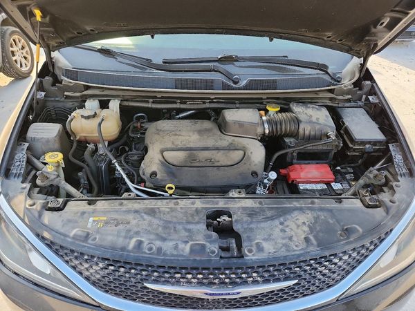 2020 CHRYSLER PACIFICA Touring L — Engine bay