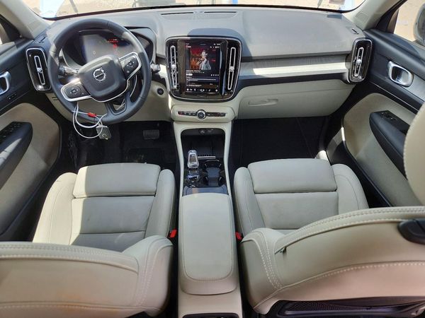 2025 VOLVO XC40 Plus Dark