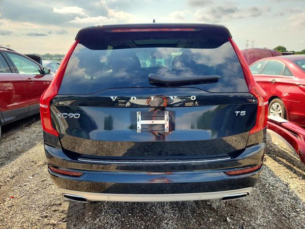 2020 VOLVO XC90 Momentum