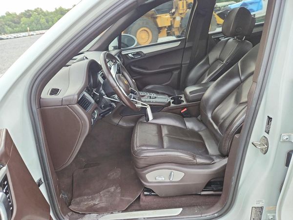 2016 PORSCHE MACAN