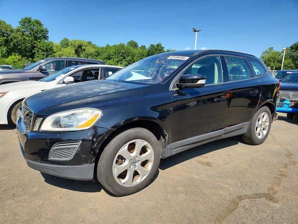 2013 VOLVO XC60 — Front 3/4