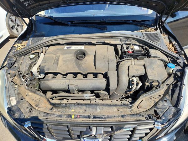 2013 VOLVO XC60 — Engine bay