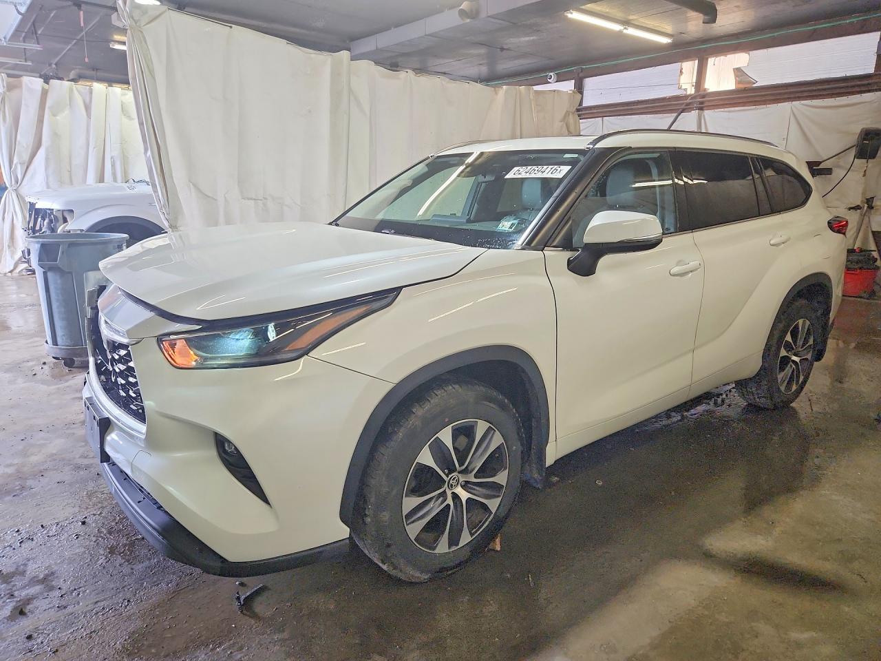 2021 TOYOTA HIGHLANDER XLE Nav