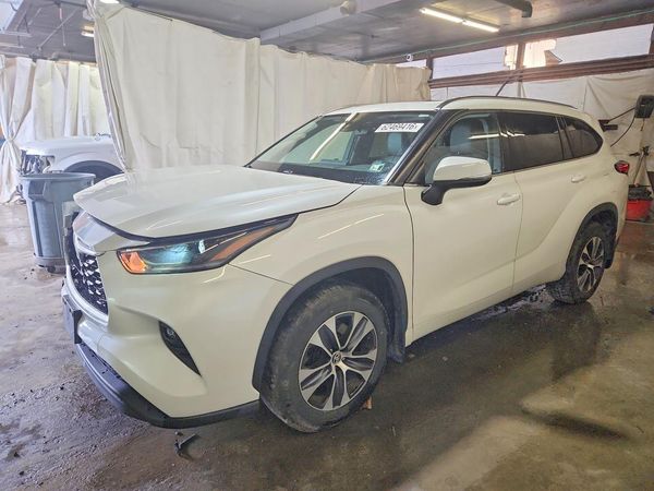 2021 TOYOTA HIGHLANDER XLE Nav