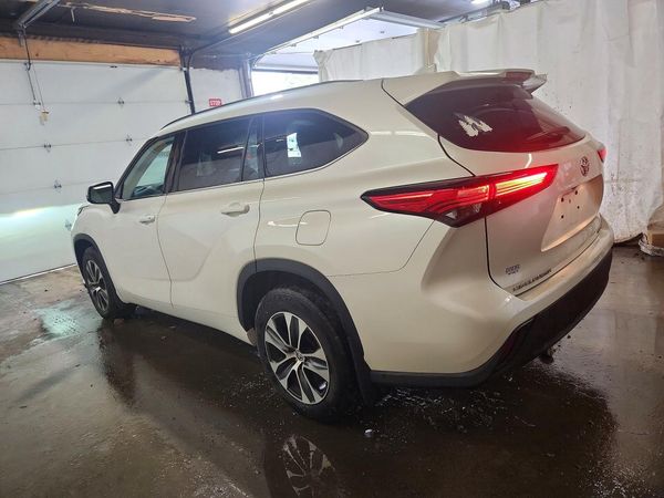 2021 TOYOTA HIGHLANDER XLE Nav