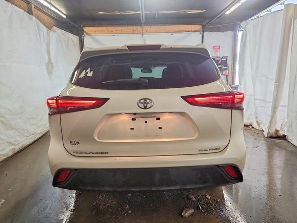 2021 TOYOTA HIGHLANDER XLE Nav