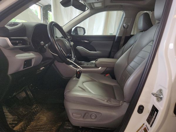 2021 TOYOTA HIGHLANDER XLE Nav