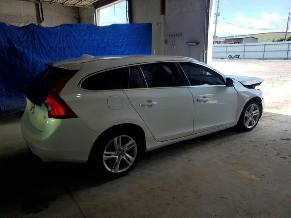 2015 VOLVO V60 Premier (non R design)