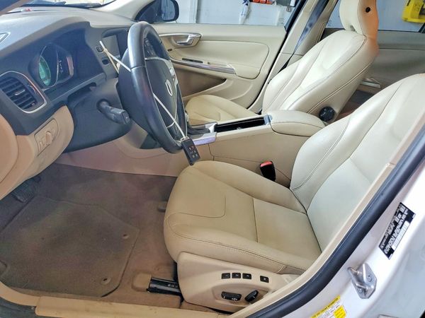 2015 VOLVO V60 Premier (non R design)