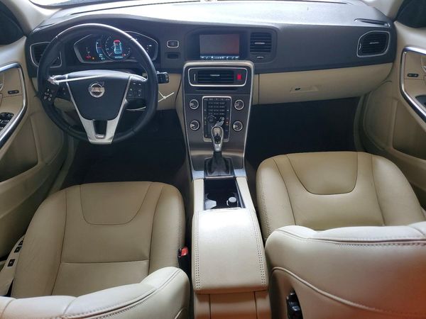 2015 VOLVO V60 Premier (non R design)