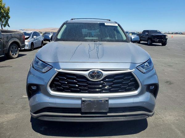 2020 TOYOTA HIGHLANDER LE