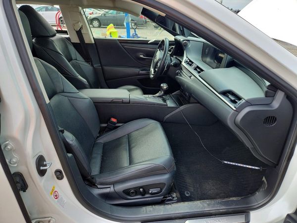 2019 LEXUS ES